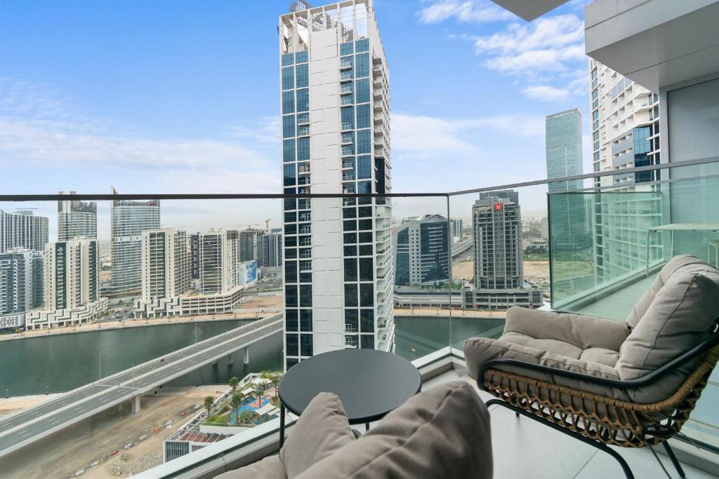 Waves - Chic High-Floor Studio Retreat with Canal Views در دبی