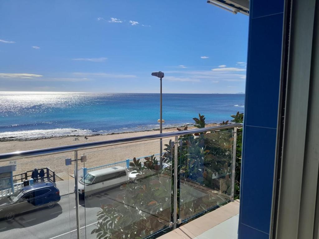 un apartamento en condominio con vistas a la playa desde el balcón en Edifico Orbiplaya, en Torrevieja