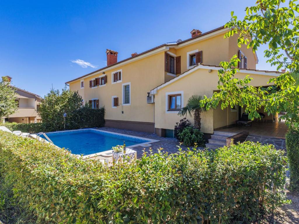 widok zewnętrzny domu z basenem w obiekcie Holiday Home Jakov by Interhome w mieście Žminj