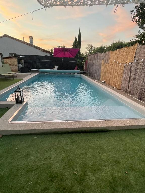 une grande piscine dans une cour avec une clôture dans l'établissement Maison avec piscine, à Saint-Sulpice