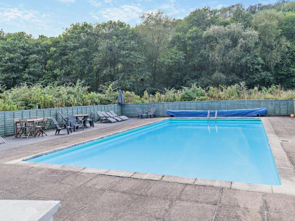 Bazén v ubytování 2 Bed in Saltash 95643 nebo v jeho okolí