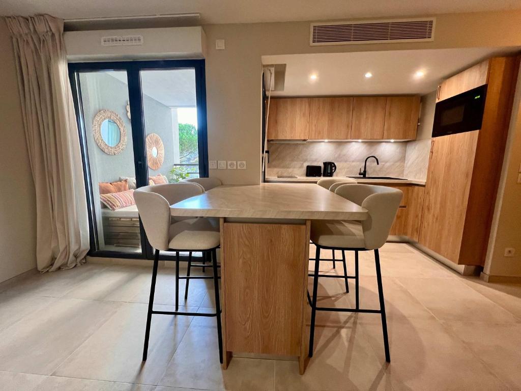 une cuisine avec une table et des chaises dans une pièce dans l'établissement B054 Appartement Luxueux dans Cannes, à Cannes