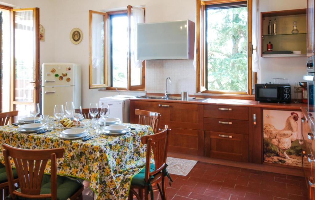 Cozy Home In Cappone Di Vallefoglia - Maison De Vacances 3 Chambres