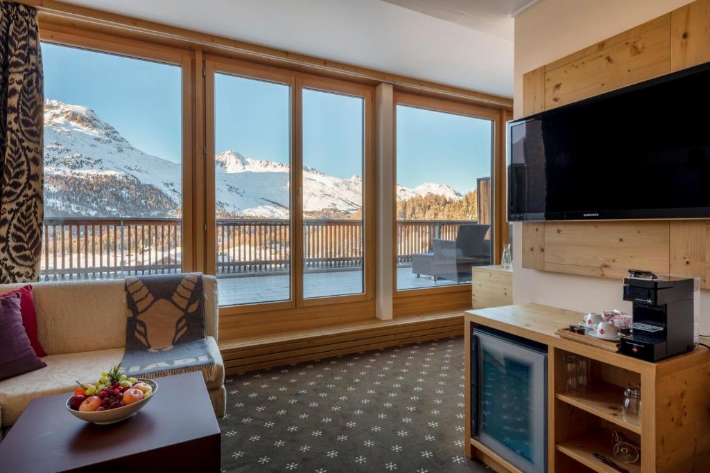 Nespecifikovaný výhled na hory nebo výhled na hory při pohledu z hotelu