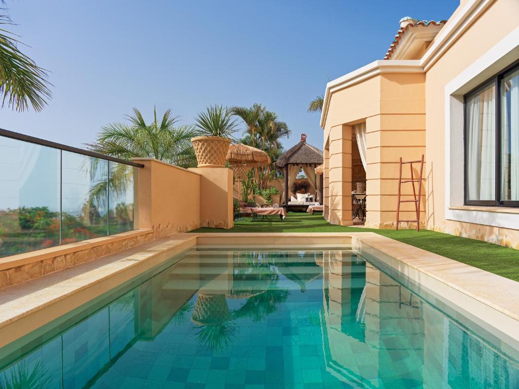 Бассейн в Royal Garden Villas, Luxury Hotel или поблизости