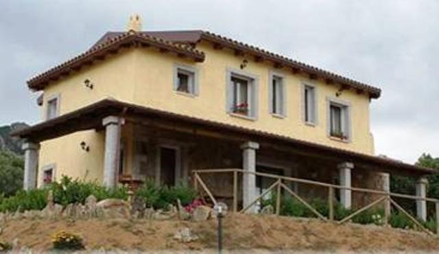 una casa sentada en la cima de una colina en B&B Sa Soliana, en Telti