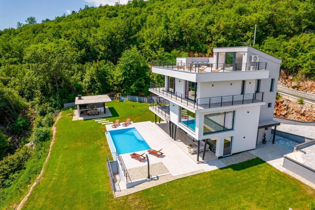 an aerial view of a house with a swimming pool at Villa Deavista by Villsy in Matulji