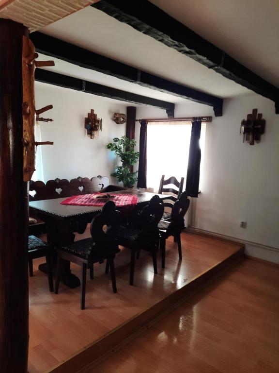 a dining room with a table and chairs at Colt de rai in Bran
