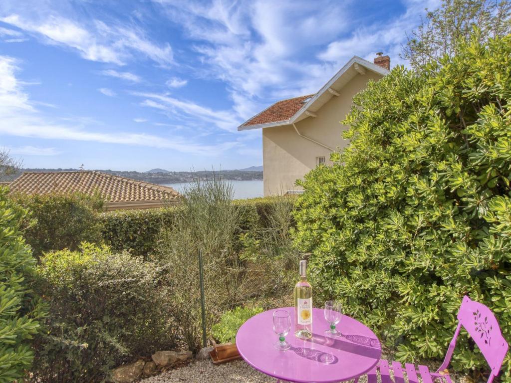 - une table violette avec une bouteille de vin dans l'établissement Apartment Vanille by Interhome, à Bandol