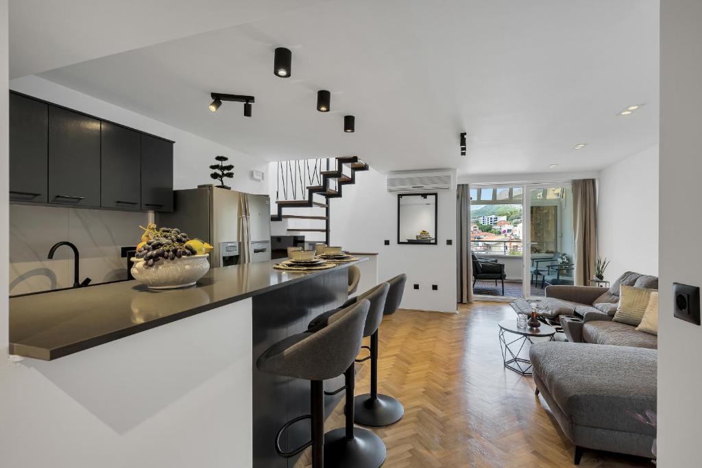 a kitchen and living room with a counter top at Apartment Sanja Makarska Center in Makarska