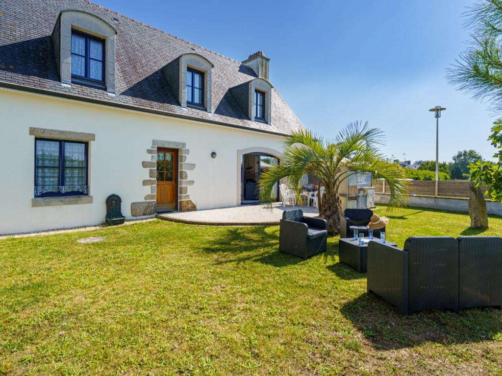 une vue extérieure d'une maison avec cour dans l'établissement Holiday Home La mouette bleue by Interhome, à Loctudy
