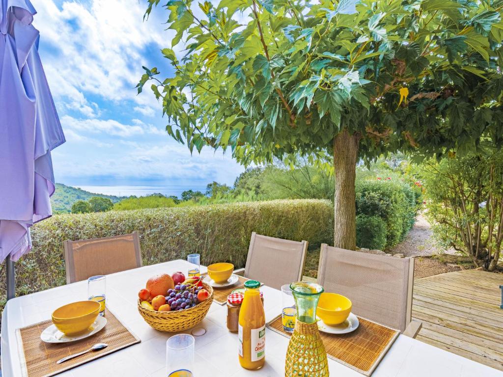 - une table blanche avec une corbeille de fruits dans l'établissement Holiday Home Casa Murticcio 2 by Interhome, à Bonifacio