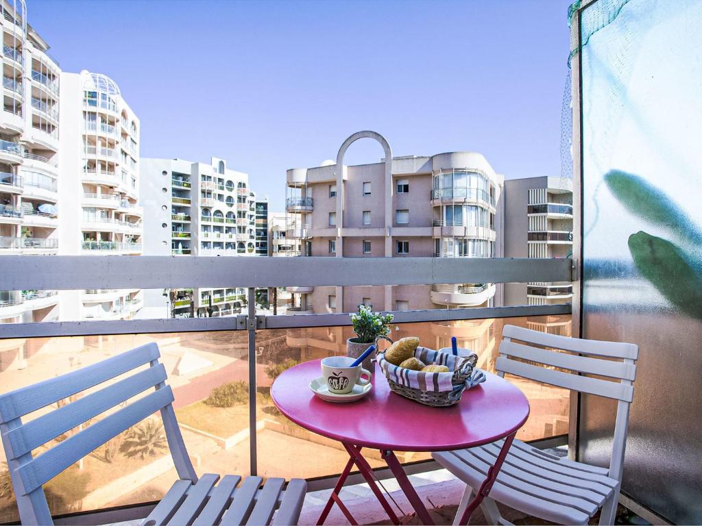 une table avec un bol de fruits sur un balcon dans l'établissement Apartment Les Balcons de la Plage-6 by Interhome, à Canet