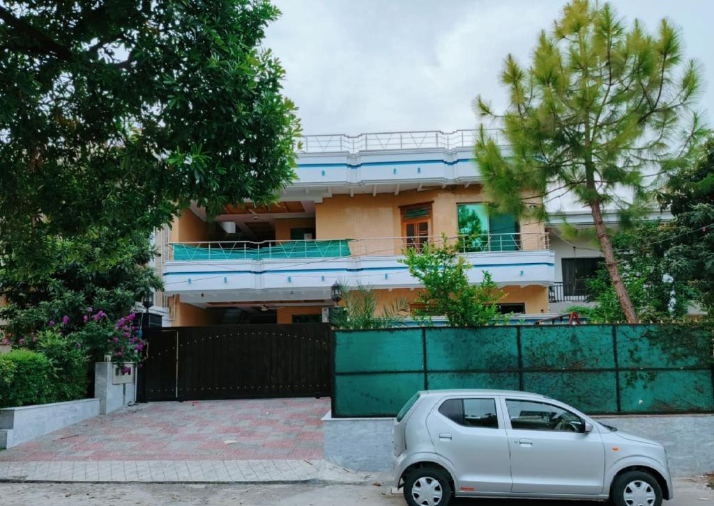 イスラマバードにあるIstanbul Innの家の前に駐車した白車