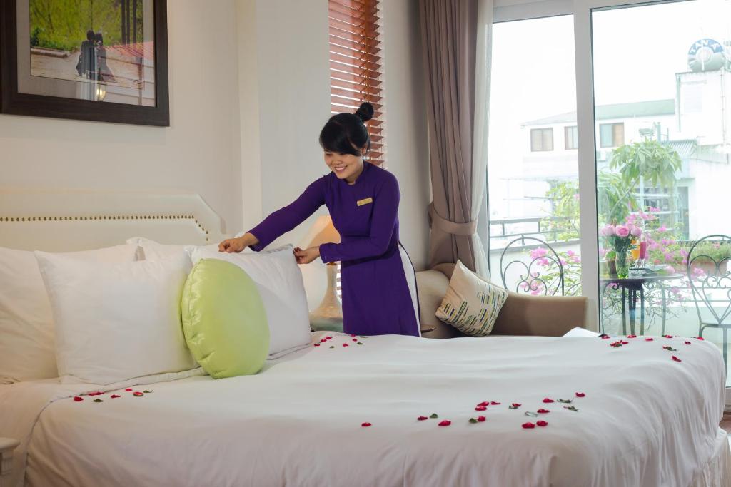 Postel nebo postele na pokoji v ubytování Mercury Central Hotel Hanoi