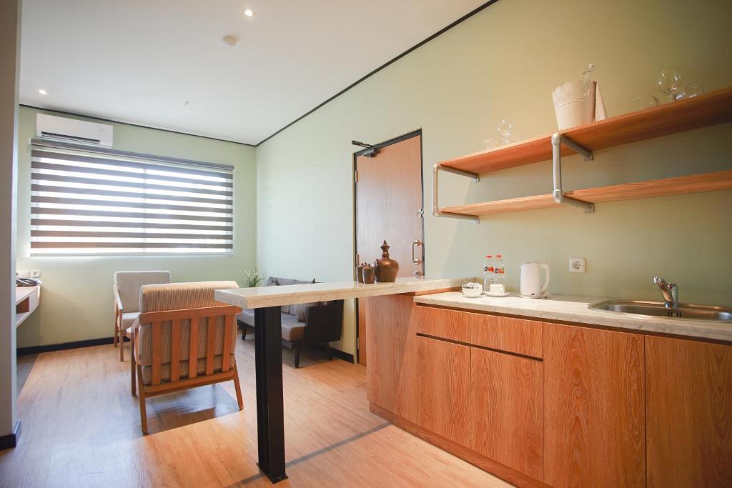 Kuchyň nebo kuchyňský kout v ubytování Allstay Ecotel Yogyakarta