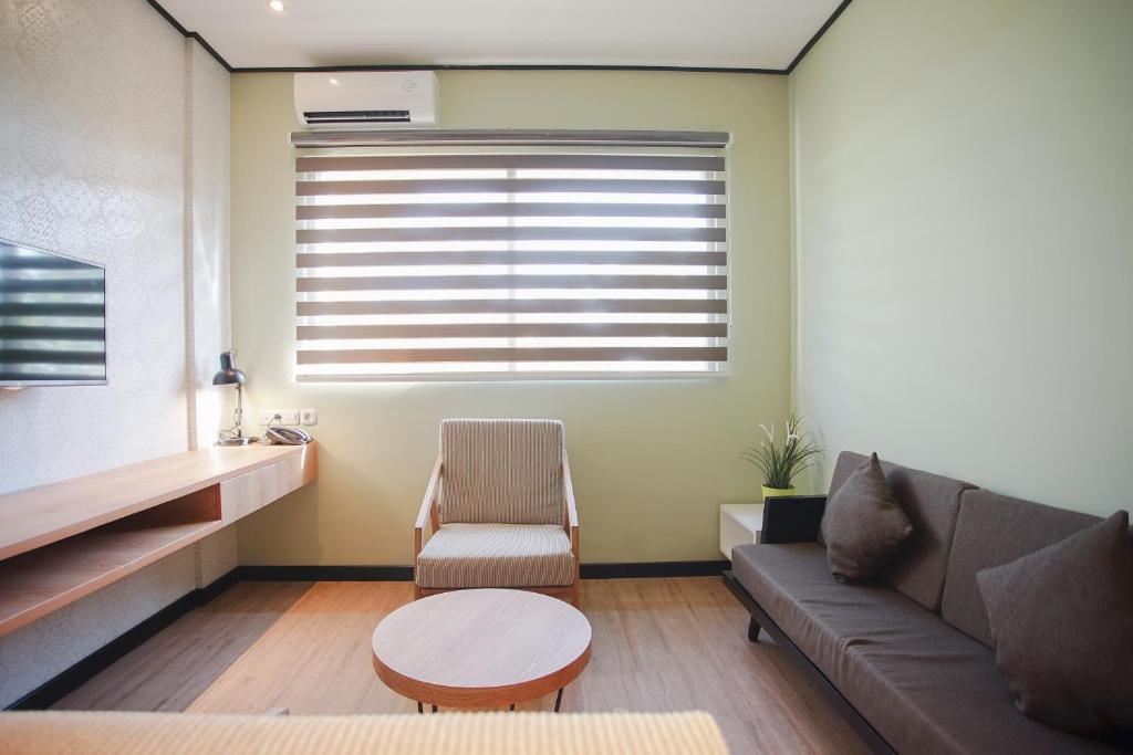 Posezení v ubytování Allstay Ecotel Yogyakarta