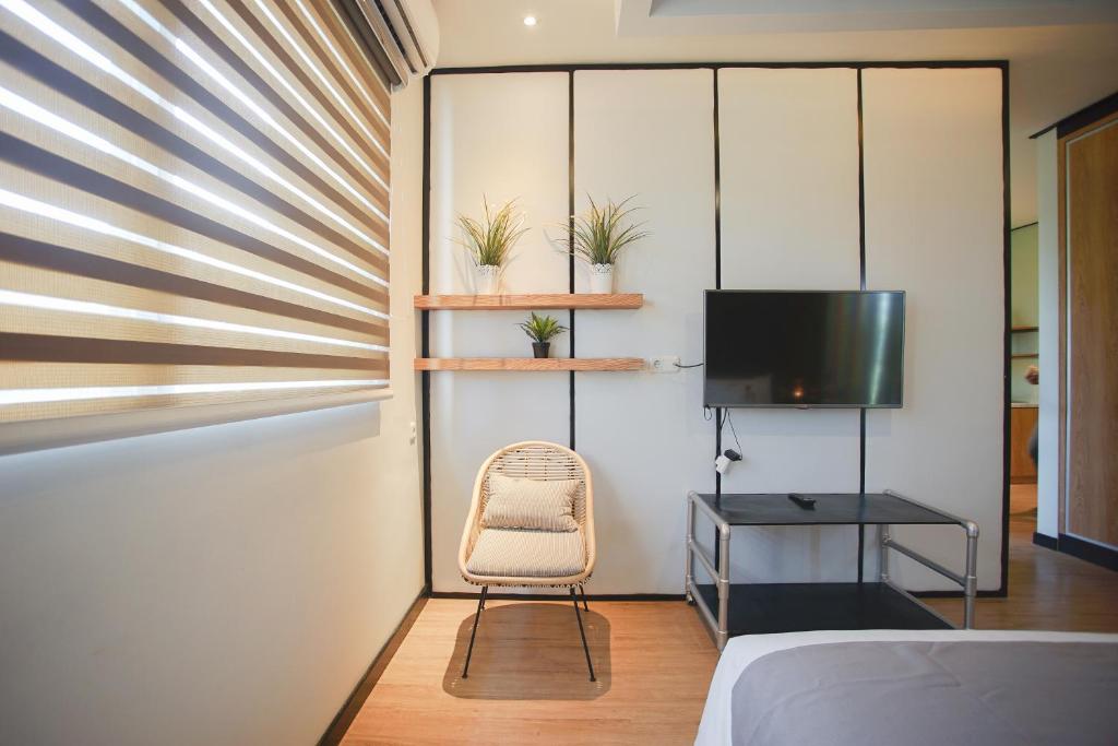 TV a/nebo společenská místnost v ubytování Allstay Ecotel Yogyakarta
