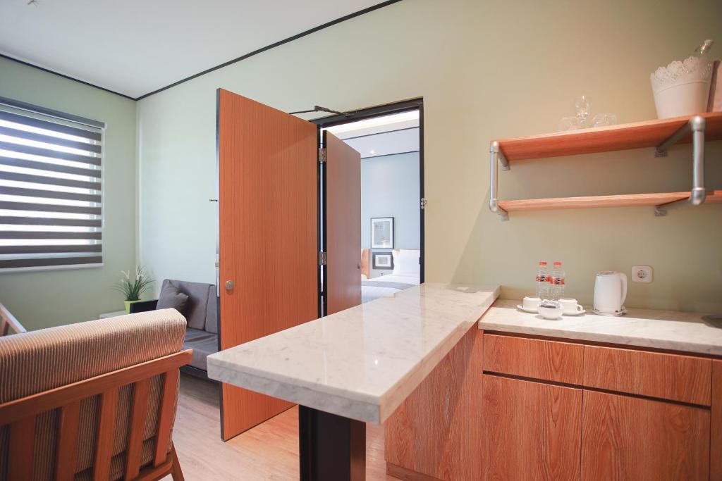 Kuchyň nebo kuchyňský kout v ubytování Allstay Ecotel Yogyakarta