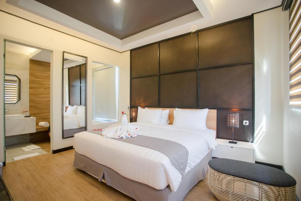 Postel nebo postele na pokoji v ubytování Allstay Ecotel Yogyakarta