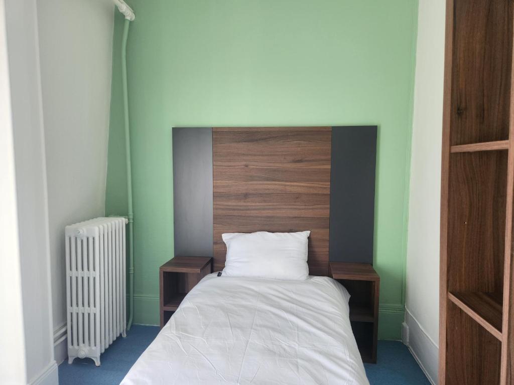 Postel nebo postele na pokoji v ubytování Hôtel Chateaubriand