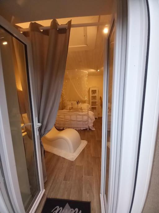 - une vue sur une chambre avec un lit à travers une fenêtre dans l'établissement Le studio Une bulle de douceur, à Beaune