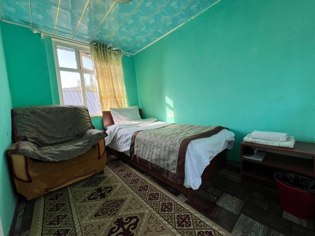 Happy Family Guest House - Single Room With Mountain View