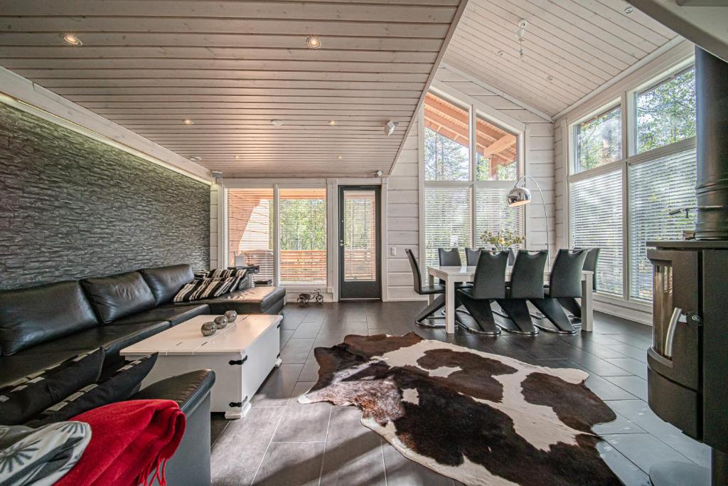 a living room with a couch and a table at Levillas koutakaari 6B in Levi