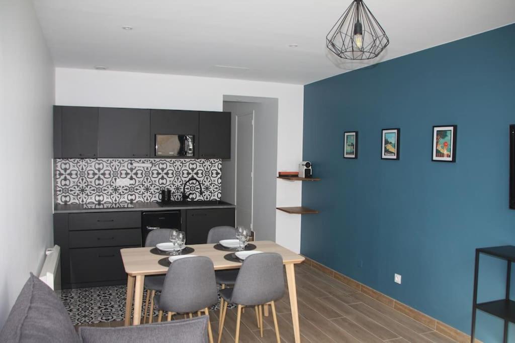 un salon avec une table et quelques chaises dans l'établissement Charmant T2 à 2 pas du centre-ville et du marché de Talensac, à Nantes