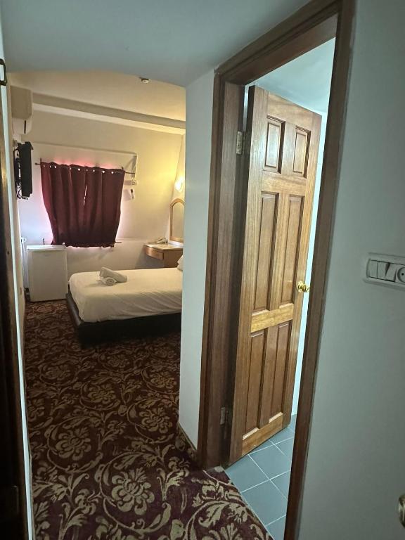 Postel nebo postele na pokoji v ubytování Zion Hotel