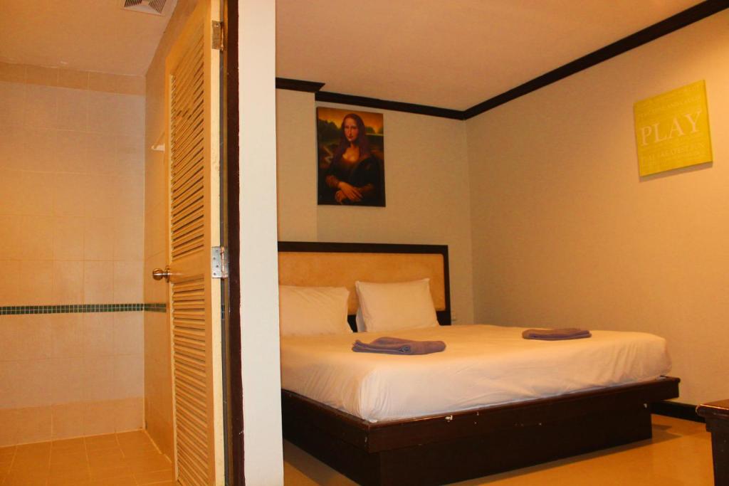 Postel nebo postele na pokoji v ubytování Hollywood Inn Hotel Patong