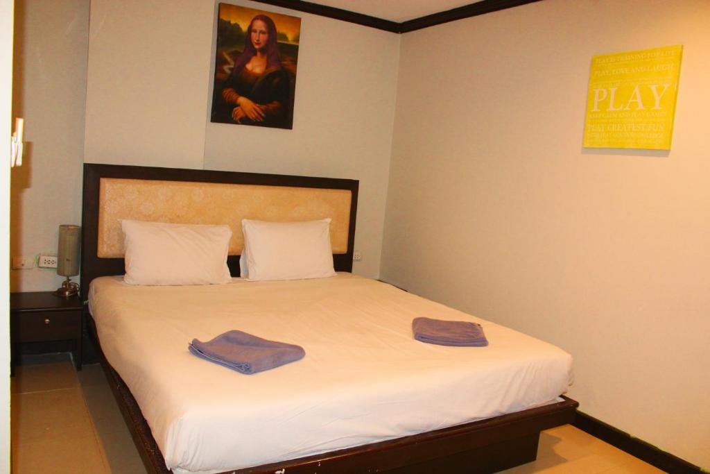 Postel nebo postele na pokoji v ubytování Hollywood Inn Hotel Patong