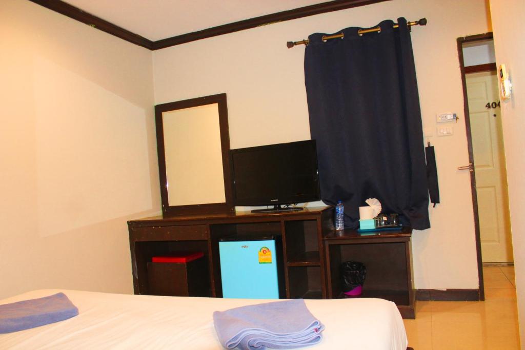 Postel nebo postele na pokoji v ubytování Hollywood Inn Hotel Patong