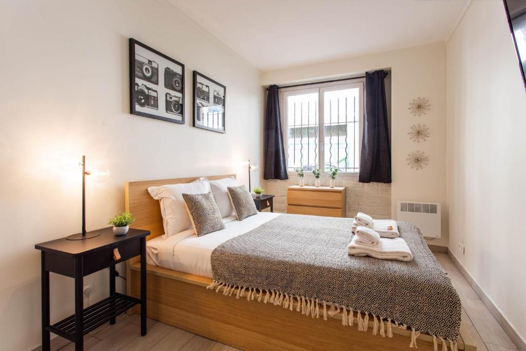 une chambre avec un grand lit et une fenêtre dans l'établissement Magnificent studio - 2P - Moulin Rouge, à Paris