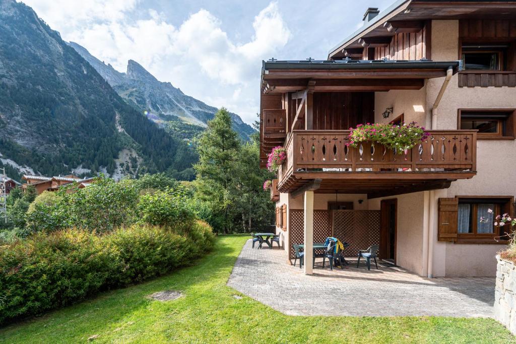 a building with a balcony with a table and chairs at La Bévéria in Pralognan-la-Vanoise