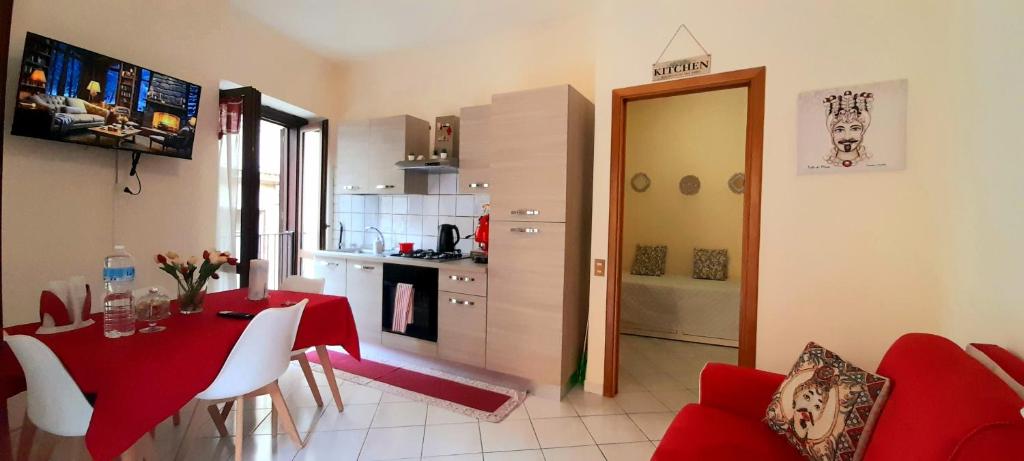 A kitchen or kitchenette at La Perla di Palermo