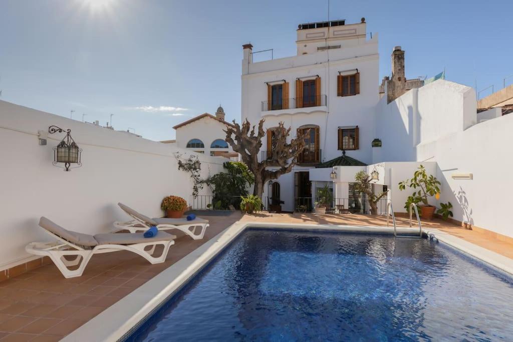 een villa met een zwembad en een huis bij Casa Colomer in Canet de Mar