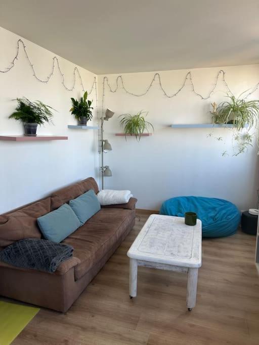 un salon avec un canapé et une table dans l'établissement Appart moderne, spacieux et lumineux, à Paris