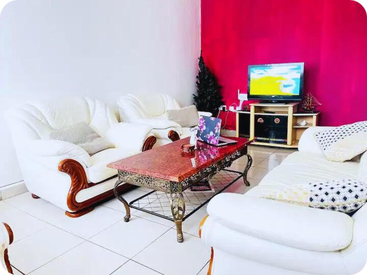 Μια τηλεόραση ή/και κέντρο ψυχαγωγίας στο NIA Home - 2 Bedroom, 2 Baths Affordable, Spacious & Budget Friendly Apartment