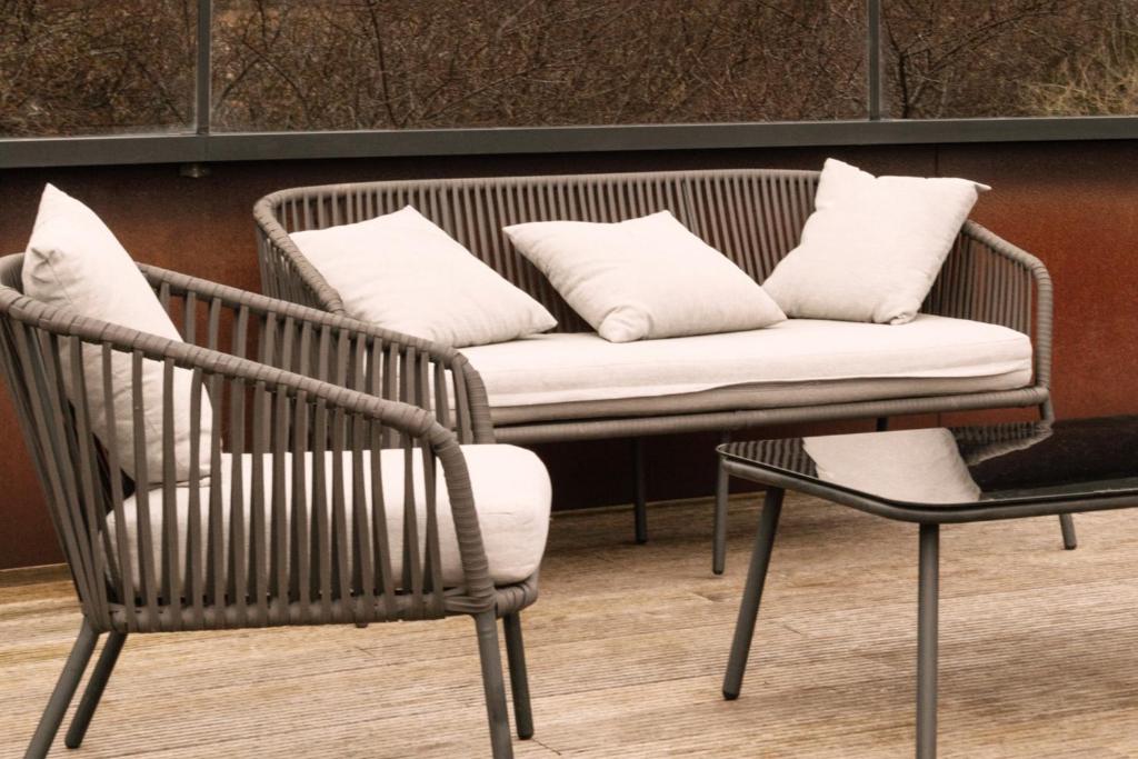 Basecamp IJmuiden aan Zee - Tiny House - Night Lake View