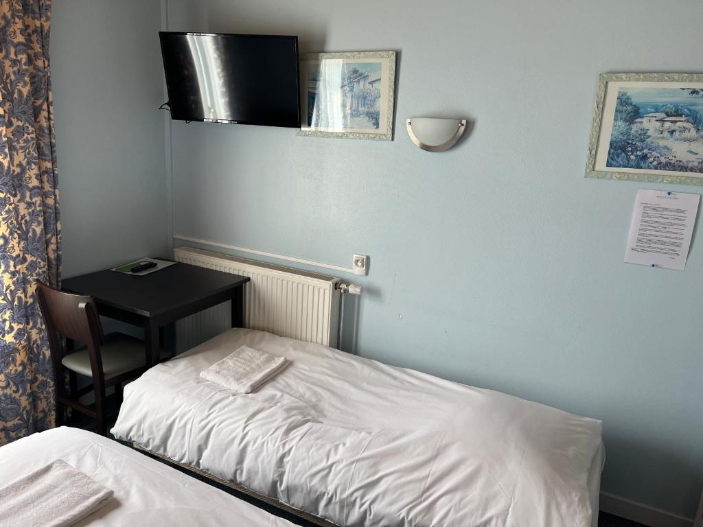 Postel nebo postele na pokoji v ubytování Hôtel Le Lyon Vert Commentry