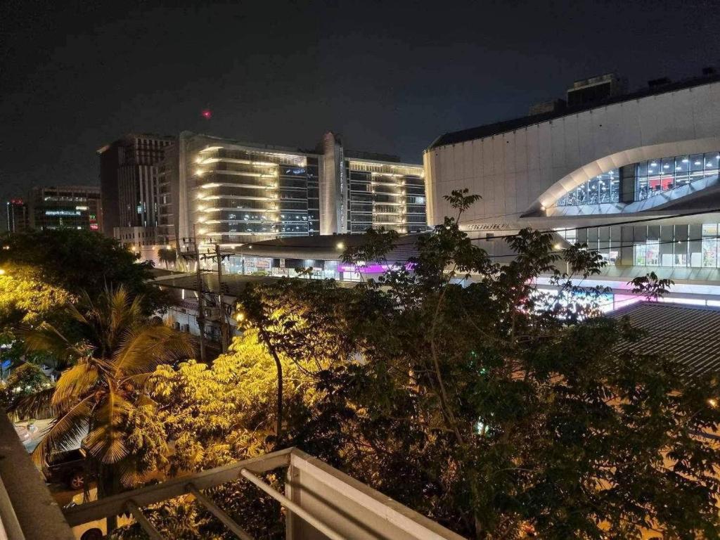 Linna Thung Si Kan üldine vaade või majutusasutusest Popular Muang Thong Thani Condo, Building 9, Floor 4, Room 36 pildistatud vaade
