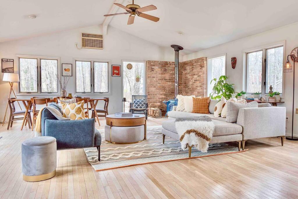 Χώρος καθιστικού στο Relaxing Hudson Valley Getaway- 4BR Sauna 15 acres