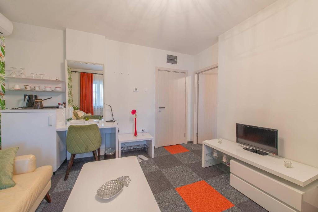 TV a/nebo společenská místnost v ubytování Apartmani Maximilian