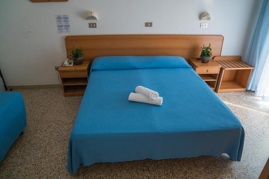 Łóżko lub łóżka w pokoju w obiekcie Hotel Singapore