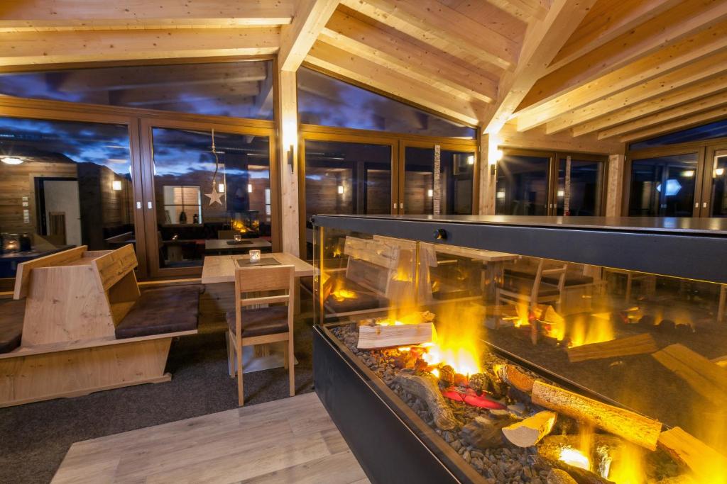 Fotografie z fotogalerie ubytování Berggasthof Hochzeigerhaus v destinaci Jerzens