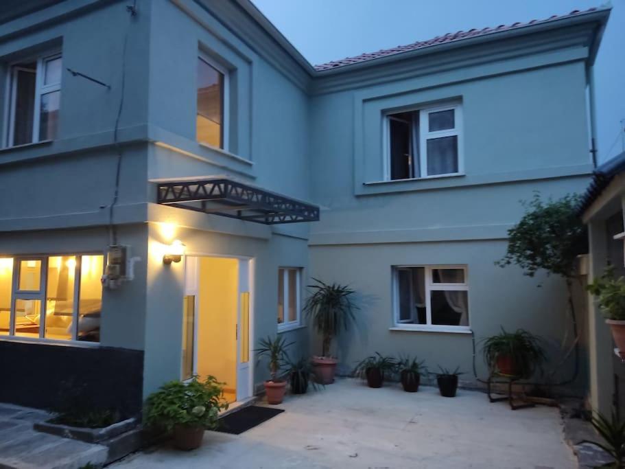 Το κτήριο όπου στεγάζεται  η παραθεριστική κατοικία