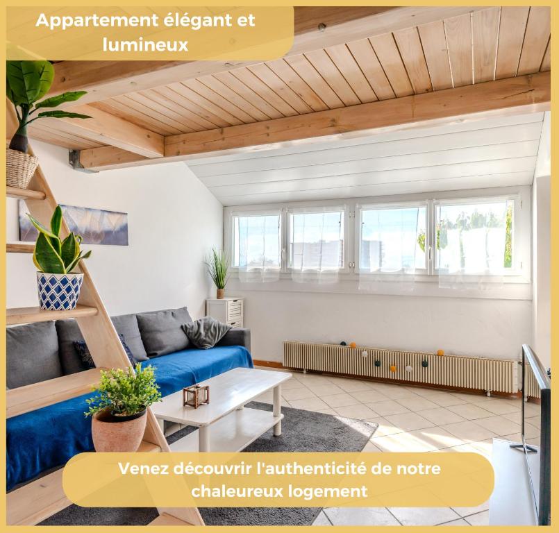 une image d'un salon avec un canapé bleu dans l'établissement Chez Amel & Val I T2 I Annemasse, à Annemasse