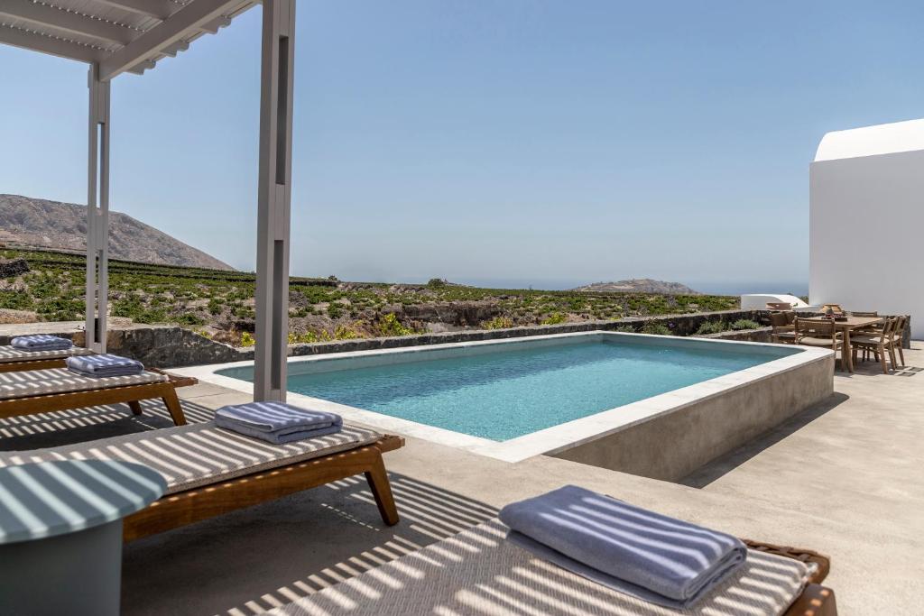 Bazén v ubytování Vedema, a Luxury Collection Resort, Santorini nebo v jeho okolí