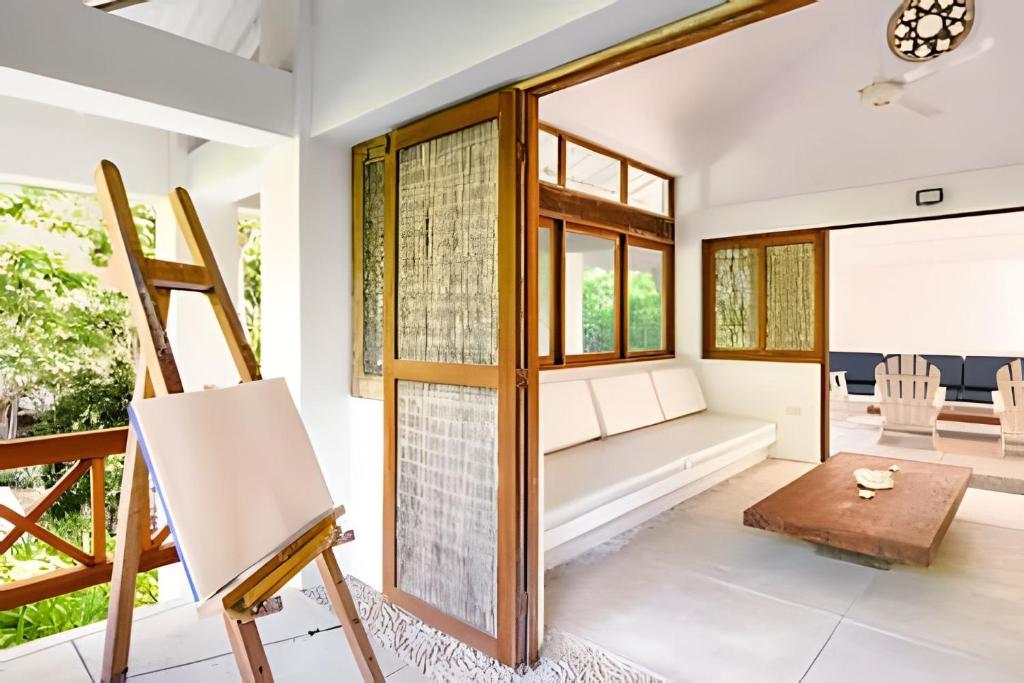 Posezení v ubytování La Caracola | 3BR in Native forest & Pvt Sea